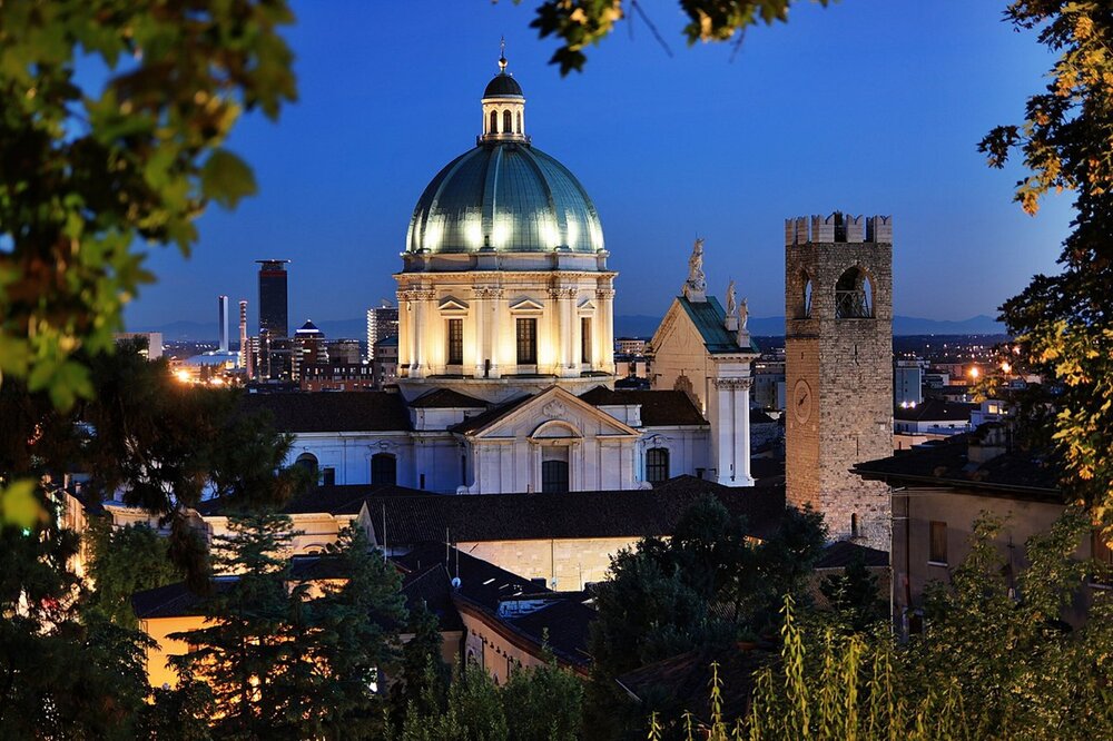 1200px-Brescia_-_Duomo_Nuovo_visto_dal_castello.jpg