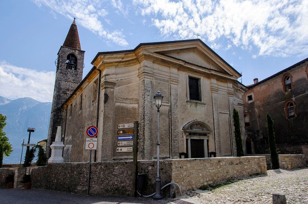 1200px-Chiesa_di_San_Giovanni_Battista_Pieve_di_Tremosine.jpg