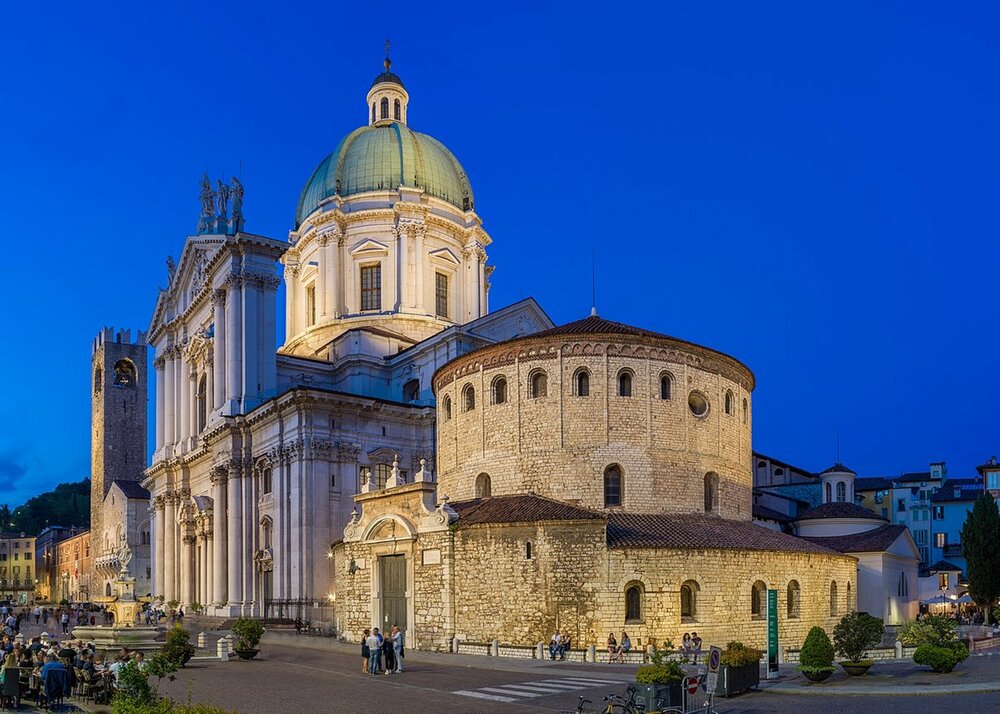 1200px-Duomo_vecchio_e_duomo_nuovo_notturna_Brescia.jpg