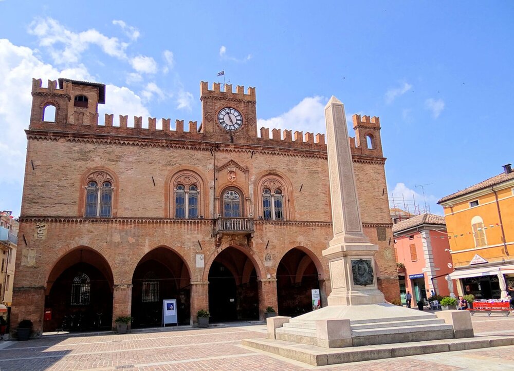 1200px-Fidenza-Town-Hall-Garibaldi-Obelisk-2012.JPG