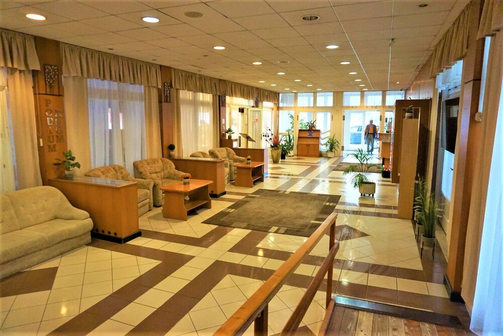 Венгрия отель фойе.jpg