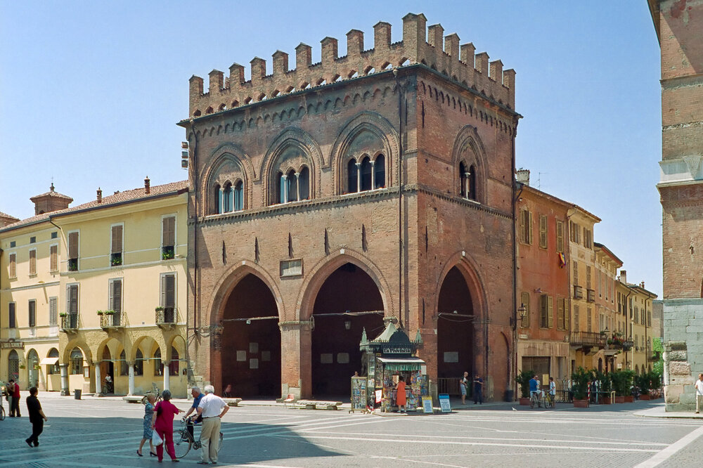Cremona-_La_Loggia_dei_Militi.jpg