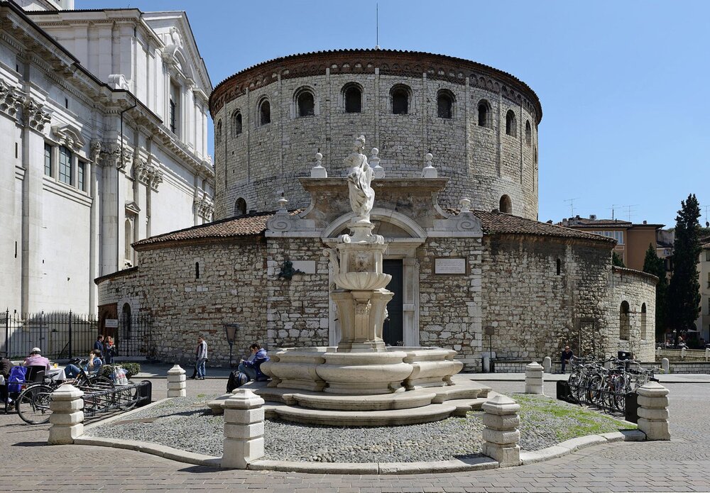 Duomo_vecchio_e_fontana_a_Brescia.jpg