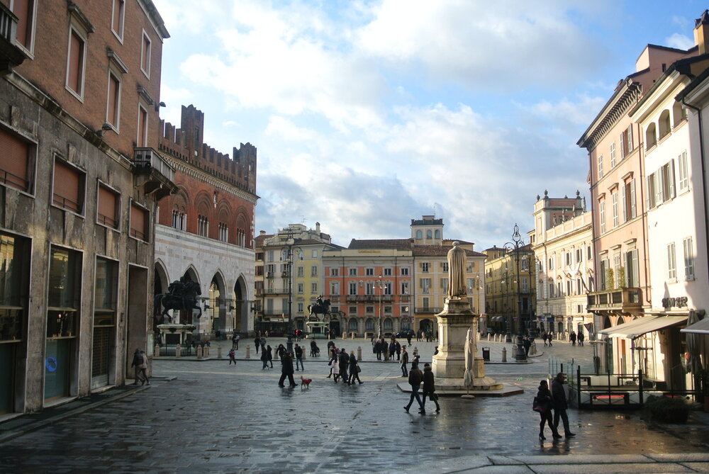 Piazza_dei_Cavalli_Piacenza.jpg