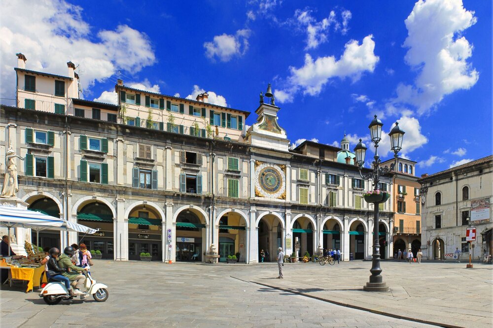 piazzadellaloggia.jpg