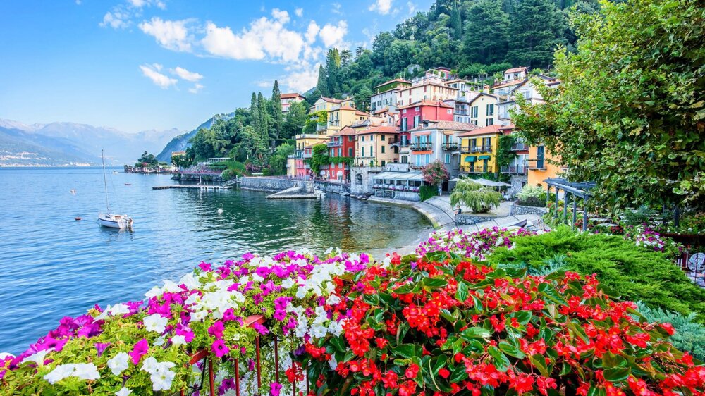 varenna-lombardy-italy-lake-como-varenna-lombardiia-italii-1.jpg