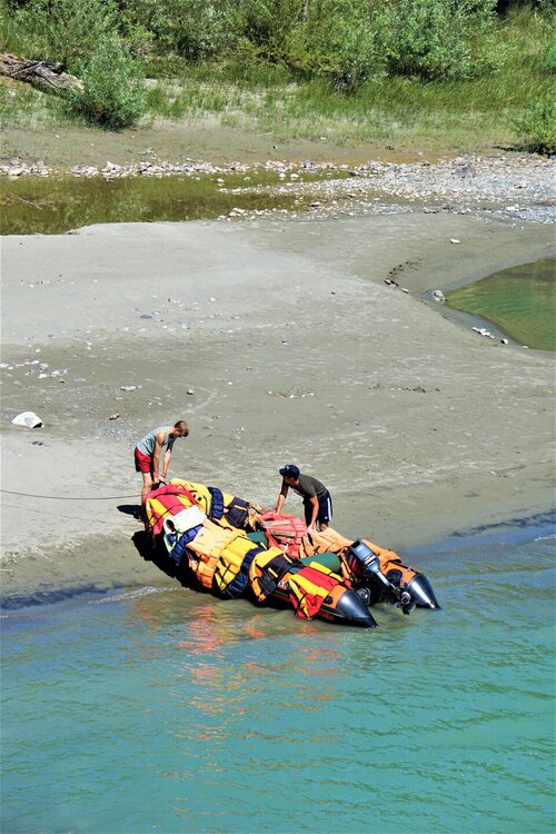 Алтай 1 день вид с моста на лодку.jpg