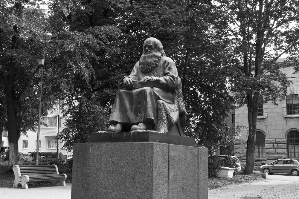 08 IMG_9782 Сортавала Памятник Рунопевцу ЧБ.jpg