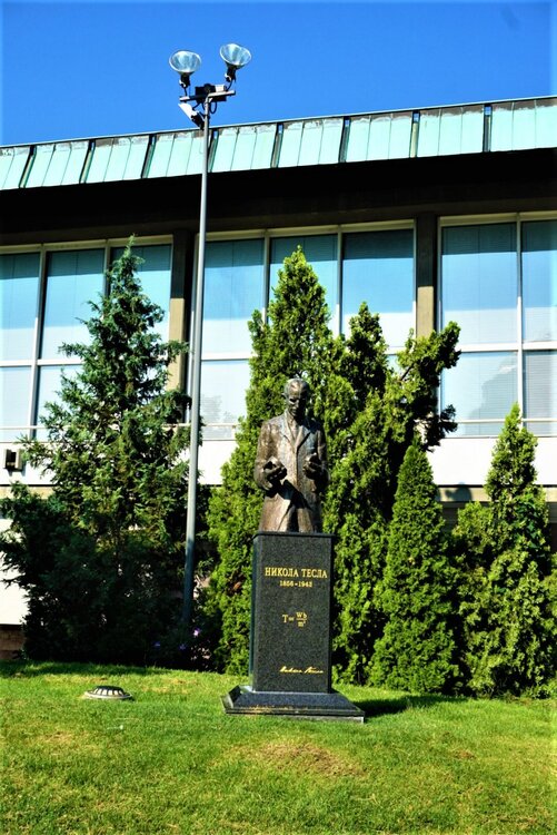 Белград памятник Тесла.jpg