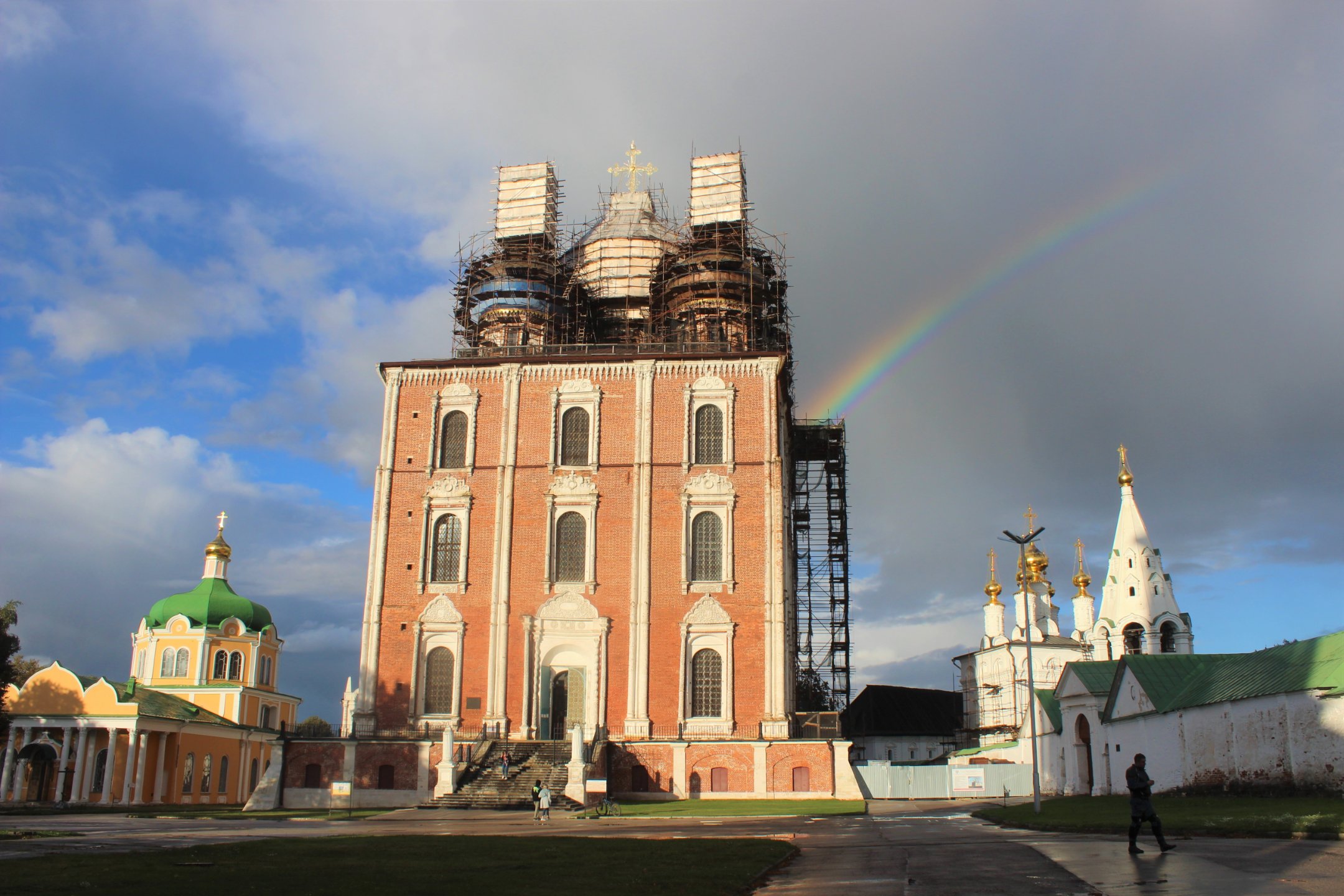 Звонарь на колокольне фото