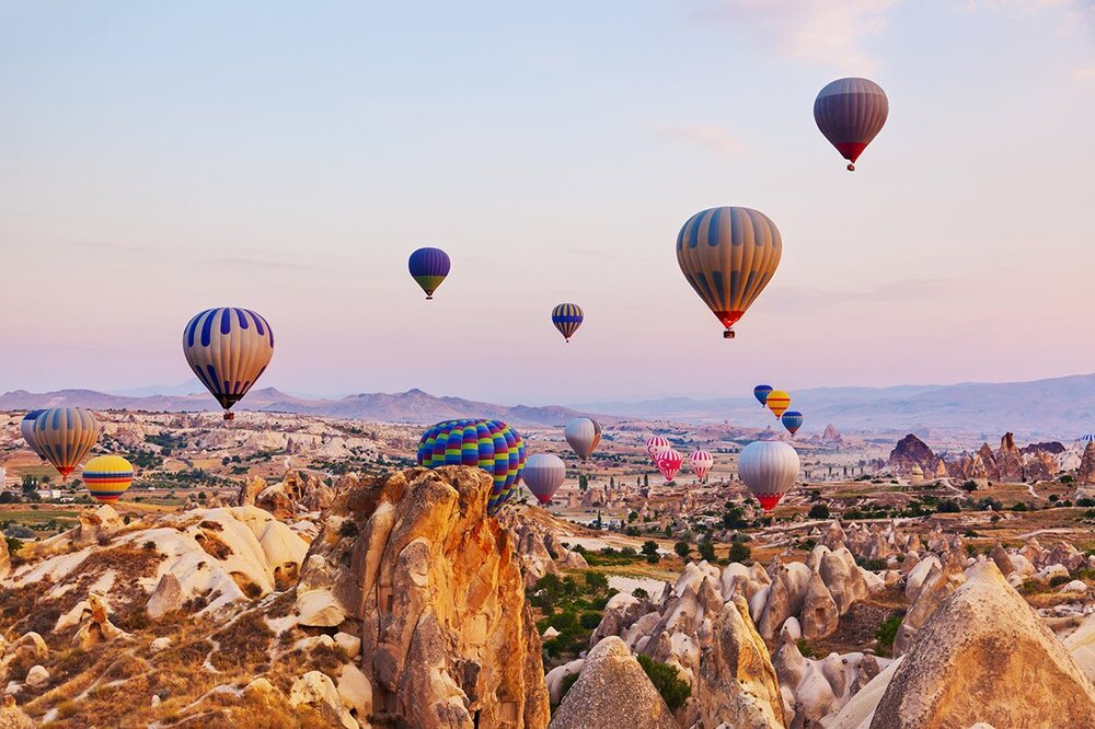 bs_turecko-hot-air-balloon-flying-over-rock-landscape-at-cappadocia-turkey1.jpg