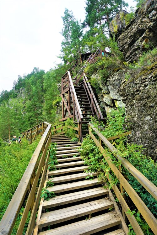 Камышлинский водопад лестница.jpg