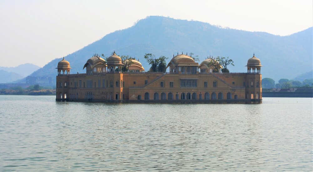 Джал Махал   18 век   летняя резиденция королевской семьи на озере Ман Сагар.JPG