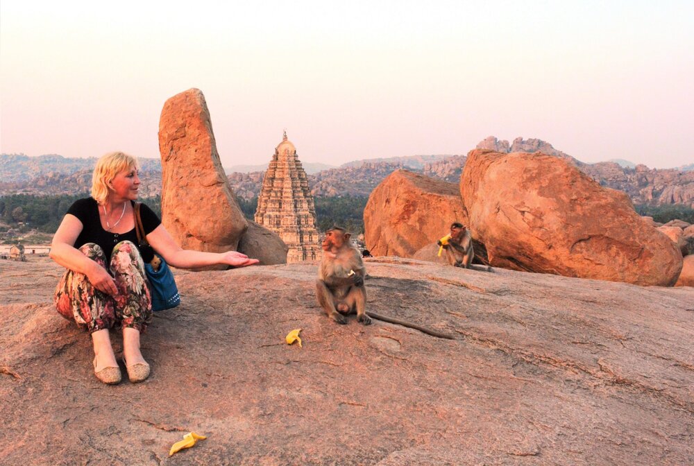Этот холм в Хампи называют Хемакута, что буквально означает кучу золота. Это боги засыпали замлю золотом, узнав о свадьбе Шивы и Пампы..JPG