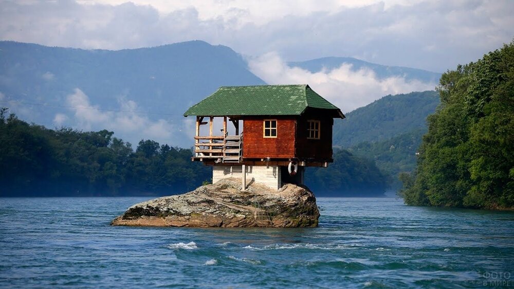 domik-na-ostrovke-posredi-ozera.jpg