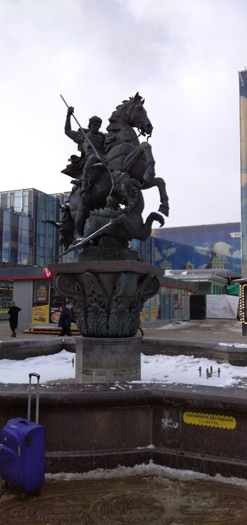 1 Памятник Георгию Победоносцу на .вокзале в Москве.jpg