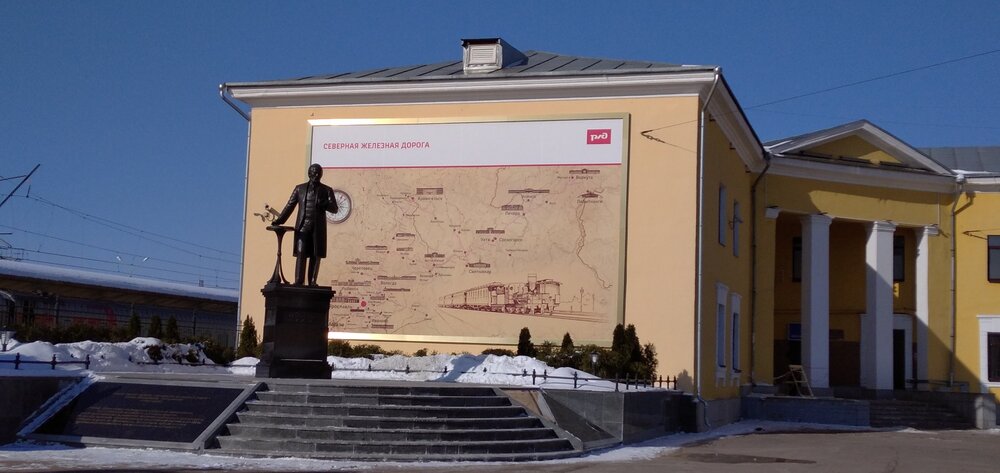 2 Памятник Савве Мамонтоау в Ярославле на вокзале.jpg