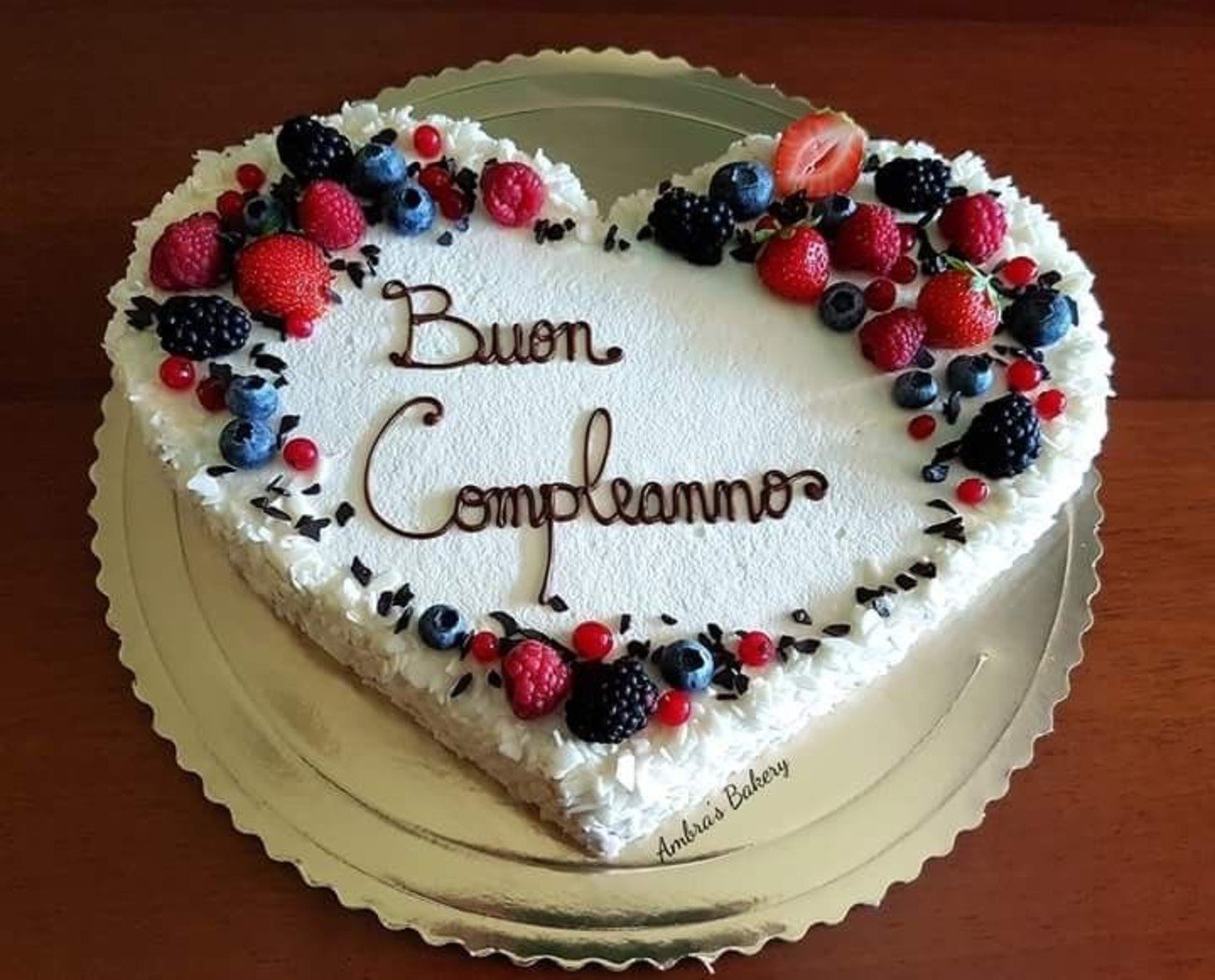 Поздравления с днем рождения на итальянском языке. Поздравления с днём рождения на итальянском языке. Открытка с днем рождения на итальянском. Открытка с днём рождения мужчине на итальянском. Поздравительные торты с днем рождения.