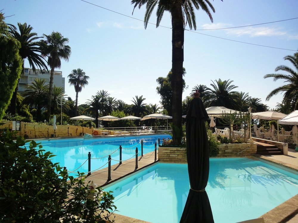 бассейн и наше место обеда.jpg