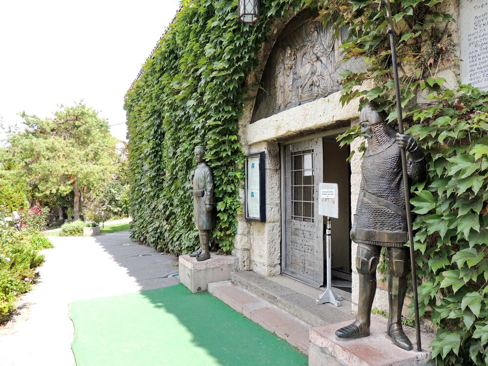 DSCN8002 - вход в церковь Ruzica.JPG