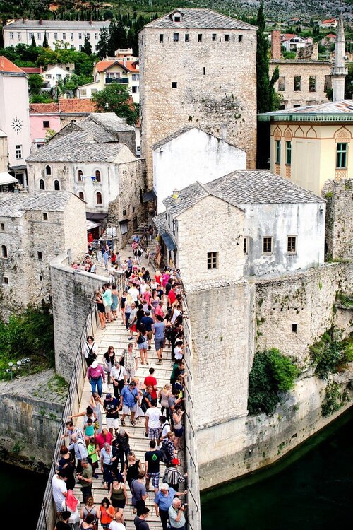Люди-на-мосту-в-Мостаре.jpg