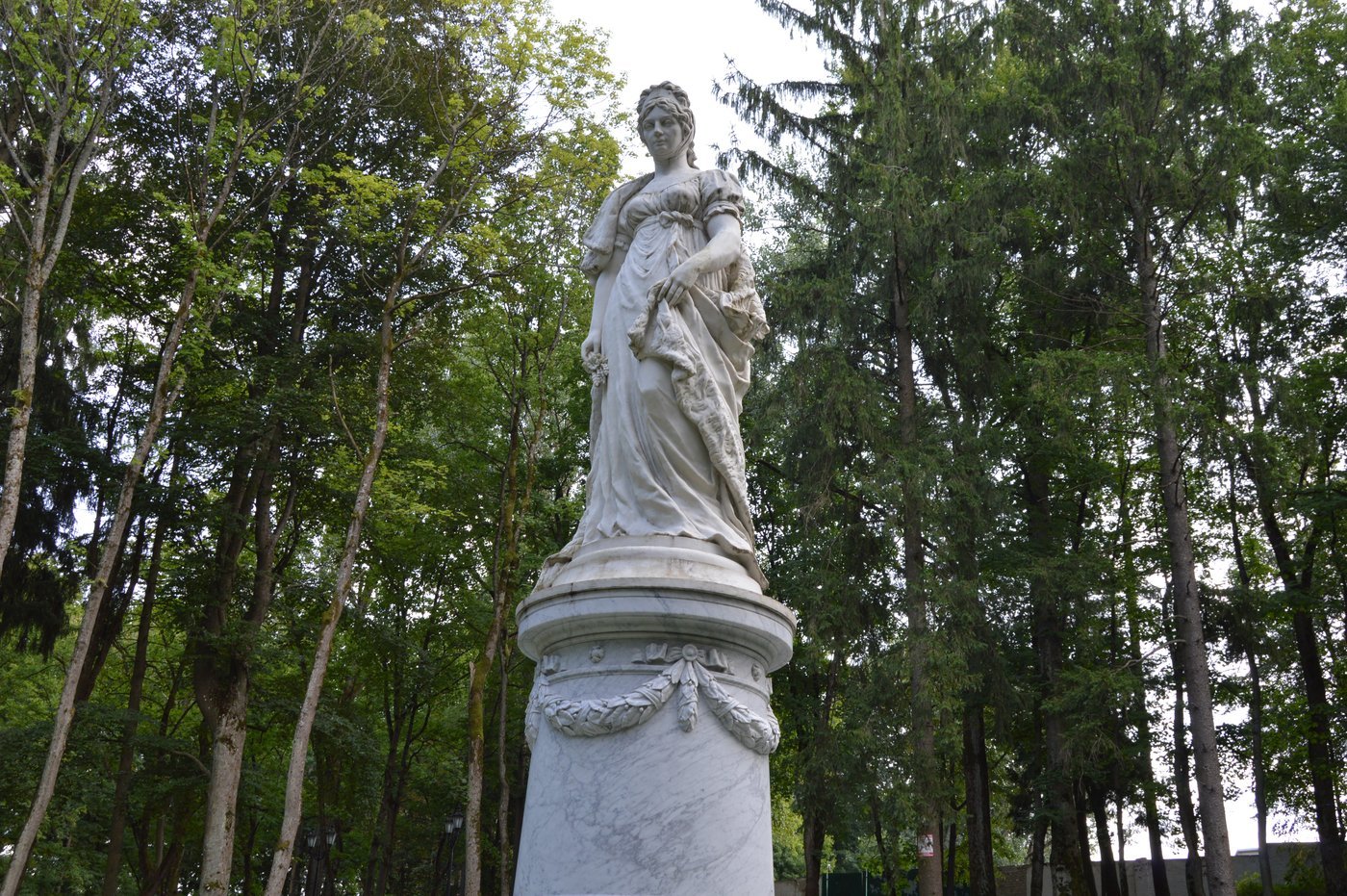 Парк якобсруэ. Памятник Королеве Луизе в Советске. Парк королевы Луизы Советск. Памятник королевы Луизы Советск. Советск городской парк статуя королевы Луизы.