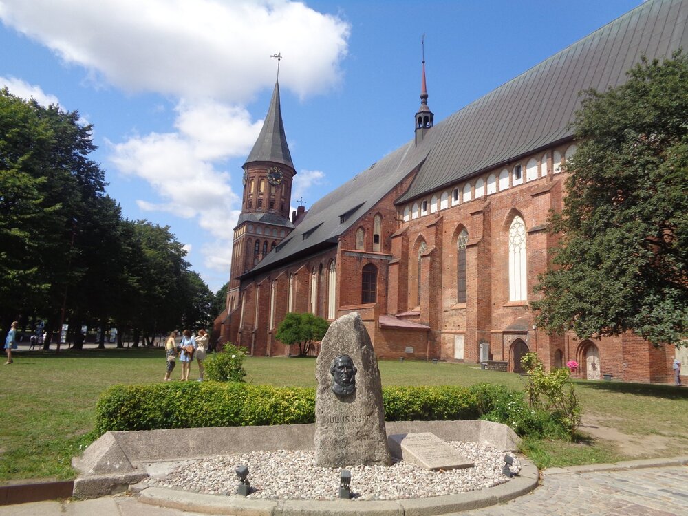 2Кениг двор собора.JPG