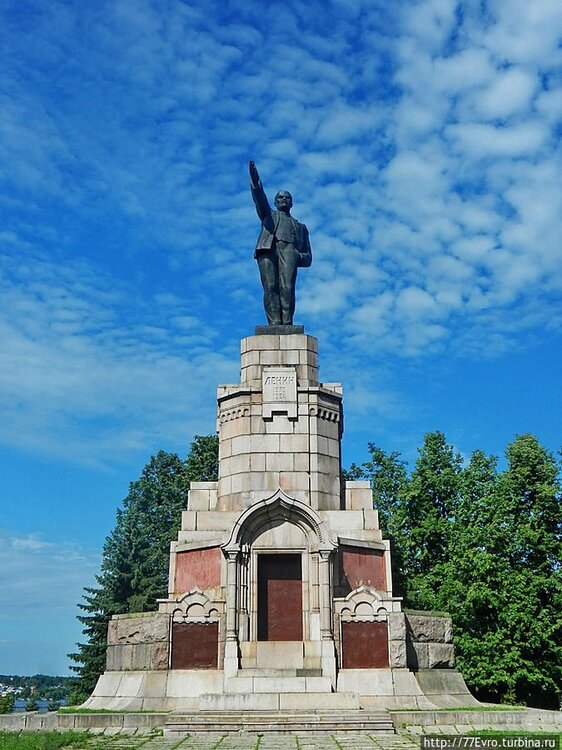 Krasivyy-pamyatnik-Leninu.jpg
