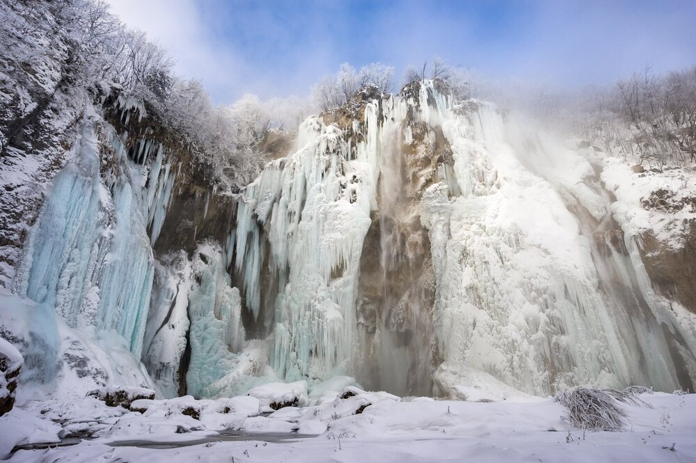 frozen-waterfall-in-plitvice-lakes-croatia_l.jpeg