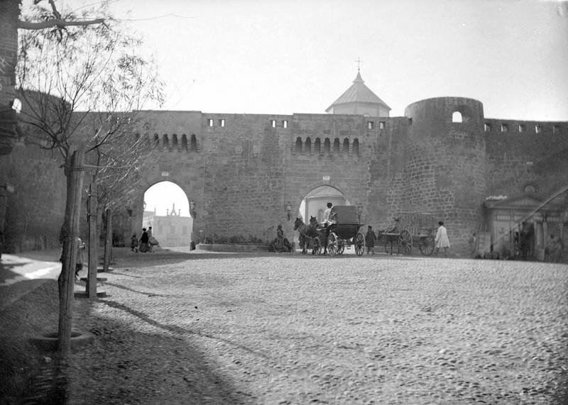Баку._Думская_площадь,_Шемахинские_ворота_и_Николаевский_собор._Фотопленки_Поля_Надара_(1890).jpg
