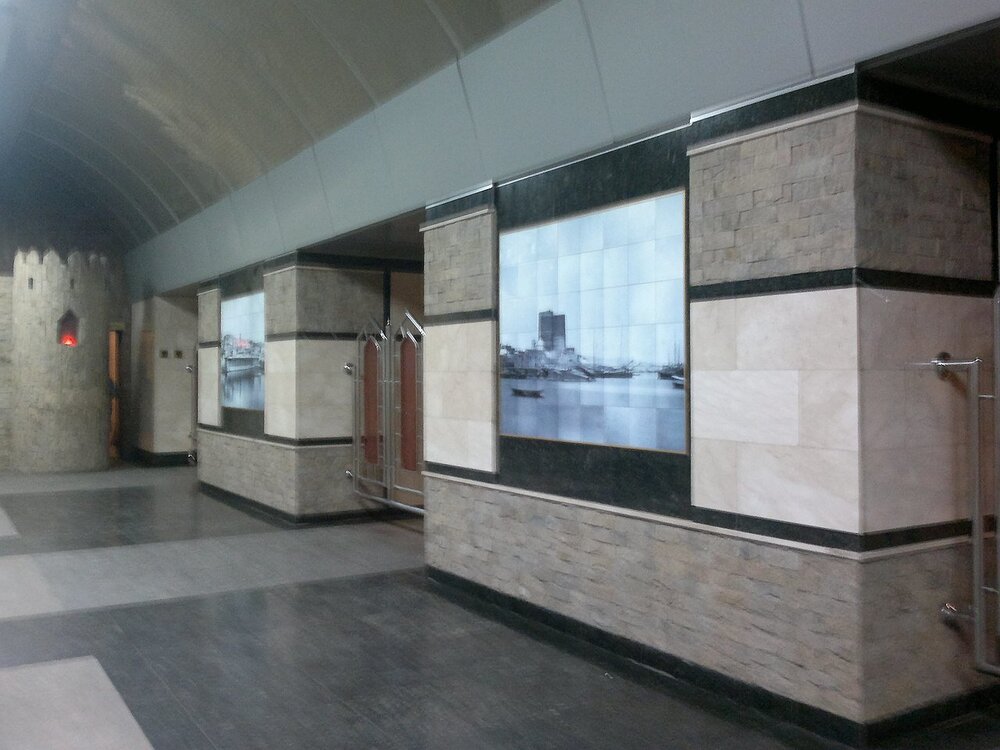 1280px-Внутри_станции_метро_Ичери-шехер.jpg