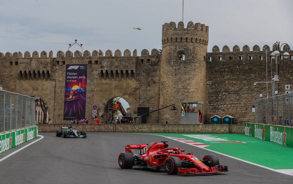 1920px-Ilham_Aliyev_watched_the_opening_ceremony_of_the_2018_Formula-1_Azerbaijan_Grand_Prix_and_final_race_35.jpg