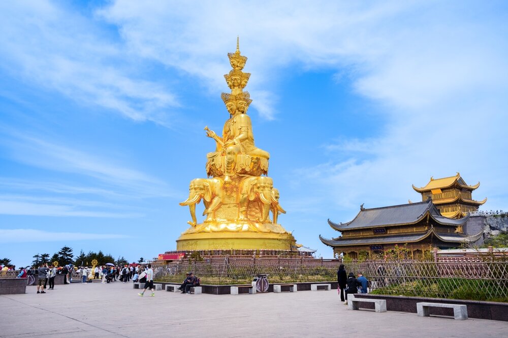emei-shan_shutterstock_246611048540.jpg