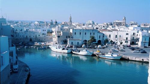 1604-cruise-to-monopoli.jpg