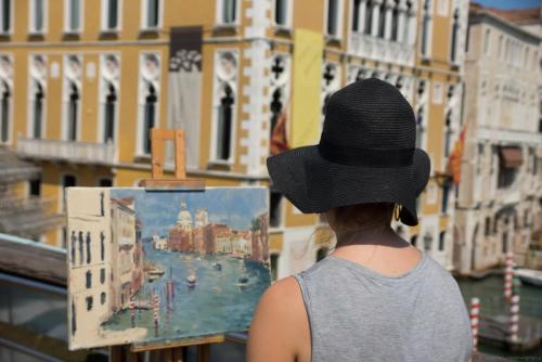 DSC08822 Италия - Венеция, виды с Моста Академии, художница.jpg