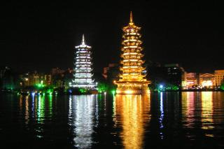 Lake_Shanhu_pagodas_at_night.jpg