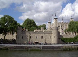 Tower_Of_London_Traitors'_Gate_Seen_From_The_River.jpg