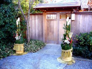 Pair_gate_with_pine_branches_for_the_New_Year,kadomatsu,katori-city,japan.JPG