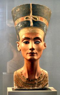 Nefertiti_altes_Museum1.jpg