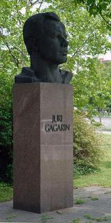 299px-Juri_Gagarin_memorial_Erfurt_1_(aka).jpg