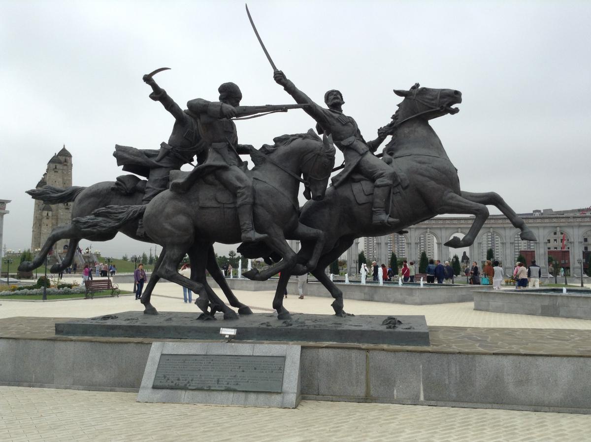 Памятник защитникам брестской. Памятник защитникам Бреста. Памятник Барханоев Уматгирей.