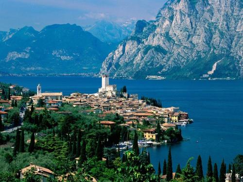 1415714483_lake-garda-malcesine-italy.jpg