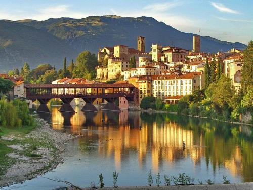 800px-Bassano_del_Grappa_Abendstimmung.jpg