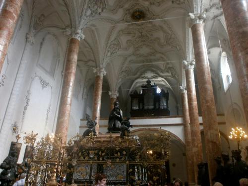 инс цчл надгробие.jpg