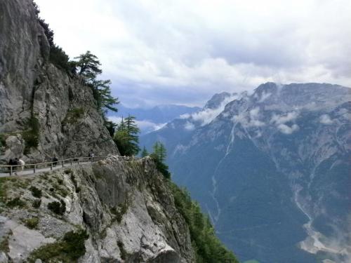 пещера вид тропа.jpg