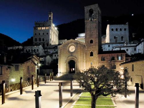 Gubbio_-_Piazza_San_Giovanni_.jpg