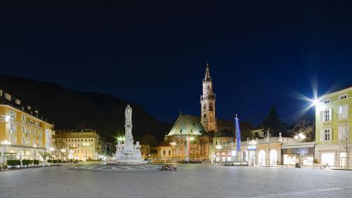 bolzano-piazza-walther-von-der-vogelweide.jpg