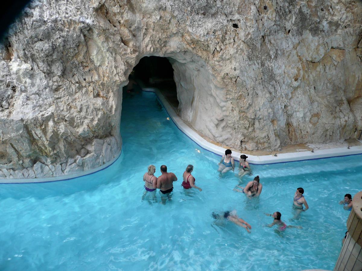 Термальная лечебная вода одного курортов венгрии содержит. Мишкольц Тапольца Венгрия. Мишкольц Венгрия купальни. Пещерная купальня Мишкольц-Тапольца. Мишкольц-Тапольца – Токай.