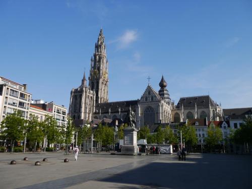 P1100295_площадь перед кафедральным собором.JPG