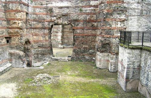 Thermes-de-Cluny-caldarium.jpg